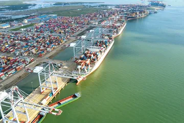 Bốc xếp hàng hóa container tại một cảng biển của Tổng Công ty Hàng hải Việt Nam. (Ảnh: PV/Vietnam+)