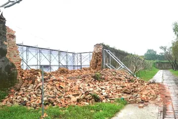 Đoạn tường Hoàng thành Huế bị đổ sập do mưa lũ