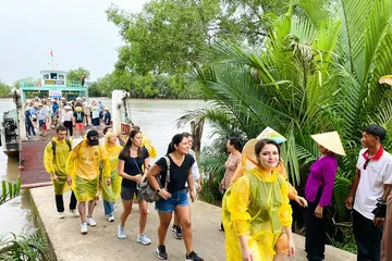 Du khách nước ngoài thích thú tham quan khu du lịch Cồn Chim