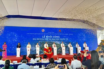 Các đại biểu bấm nút khởi công dự án.