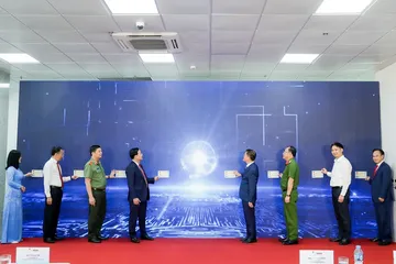 Các đại biểu thực hiện nghi thức ra mắt mô hình thí điểm Kiosk thông minh và hệ thống xác thực, cấp bản sao số, tài liệu điện tử trên địa bàn tỉnh Quảng Ninh