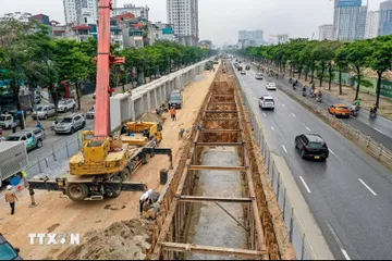 Máy móc hoạt động liên tục trên đường Võ Chí Công (tại công trường Dự án nâng cấp, cải tạo kênh Thuỵ Phương), khẩn trương bổ cập nước cải tạo sông Tô Lịch và chống ngập đô thị. (Ảnh: Trung Nguyên/TTXVN) 
