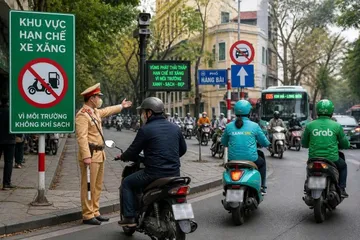 Hà Nội dự kiến thí điểm Vùng phát thải thấp, từng bước hạn chế xe chạy xăng tại một số tuyến phố trung tâm (Ảnh minh họa: ChatGPT)