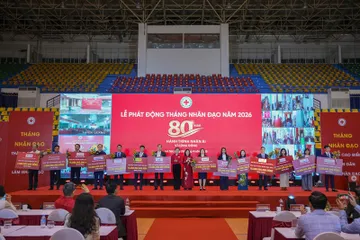 Đại diện PVcomBank, ông Đỗ Đức Viên (thứ tư từ phải sang) trao biểu trưng ủng hộ 10 tỷ đồng tới Trung ương Hội Chữ thập đỏ Việt Nam.