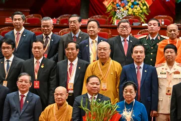 Doanh nhân Đỗ Quang Hiển (hàng trên, thứ 4 từ trái sang) cùng Đoàn Chủ tịch Ủy ban Trung ương MTTQ Việt Nam khóa XI ra mắt Đại hội.