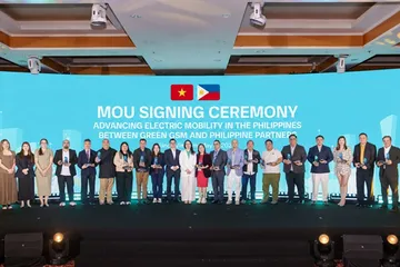 Đại diện Green SM và các doanh nghiệp, hợp tác xã vận tải Philippines tại lễ ký kết hợp tác phát triển hệ sinh thái taxi điện tại Philippines.