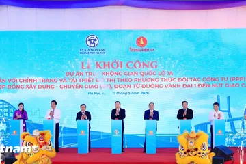 Các đại biểu nhấn nút khởi công Dự án trục không gian Quốc lộ 1A gắn với chỉnh trang và tái thiết đô thị đoạn từ đường Vành đai 1 đến nút giao Cầu Giẽ. (Ảnh: Việt Hùng/Vietnam+) 