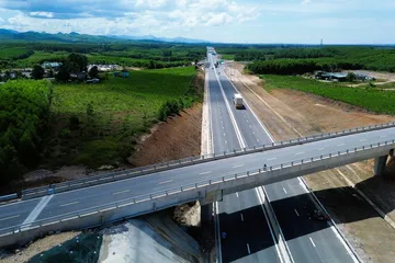 Tuyến chính dự án cao tốc Vạn Ninh - Cam Lộ đã thảm bê tông nhựa xong - Ảnh: Báo Xây dựng 