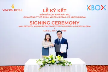 Tổng Giám đốc Vincom Retail và Chủ tịch K-Box Global trao biên bản ghi nhớ hợp tác.