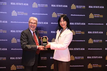 Đại diện Masterise Homes nhận cúp vinh danh tại hạng mục Developer of the Year - Vietnam 2026.