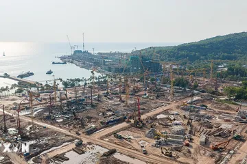 Các dự án, công trình hạ tầng phục vụ Hội nghị Cấp cao APEC 2027 đang giai đoạn thi công trên đại công trường Phú Quốc (An Giang). (Ảnh: TTXVN phát) 