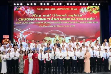 Lãnh đạo tỉnh Cà Mau chụp ảnh lưu niệm với cộng đồng doanh nghiệp trong buổi họp mặt doanh nghiệp đầu năm 2026.
