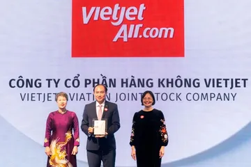 Phó Tổng giám đốc Thường trực Vietjet Tô Việt Thắng (giữa) đại diện hãng nhận giải thưởng Doanh nghiệp phát triển bền vững tiêu biểu. 