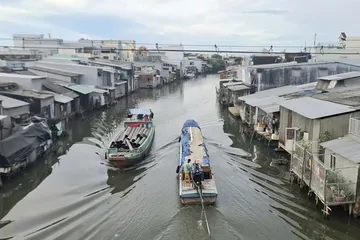 Hai bên bờ kênh Quản Lộ - Phụng Hiệp bị người dân lấn chiếm xây dựng nhà làm giao thông thuỷ bị hẹp.