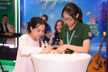 Hoạt động check-in nhanh chóng thu hút đông đảo khách hàng tham gia.