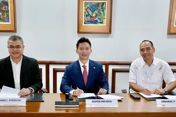 Từ trái qua: Ông Ronnie L.Aperocho, Phó Chủ tịch Điều hành kiêm Giám đốc Vận hành (COO) của Meralco, ông Nguyễn Anh Khoa, Tổng Giám đốc VinEnergo và ông Emmanuel V. Rubio, Chủ tịch kiêm Tổng Giám đốc điều hành MGEN tại lễ ký kết.