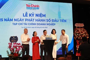 Lãnh đạo Tạp chí và đại biểu cùng thổi nến kỷ niệm 25 năm phát hành số đầu tiên.