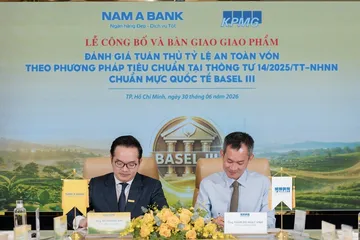 Đại diện KPMG và Nam A Bank ký kết bàn giao giao phẩm.