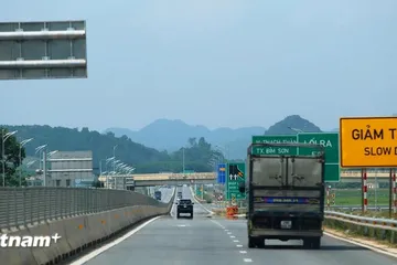 Phương tiện lưu thông trên một đoạn tuyến cao tốc Bắc-Nam phía Đông. (Ảnh: Việt Hùng/Vietnam+) 