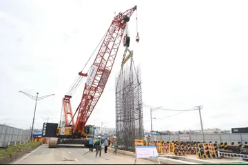 Thực hiện thả lồng thép bằng máy đào tường vây tại nhà ga ngầm ST10 (ga Phạm Văn Bạch), thuộc Dự án tuyến Metro số 2 (Bến Thành - Tham Lương). (Ảnh: Hồng Đạt/TTXVN) 