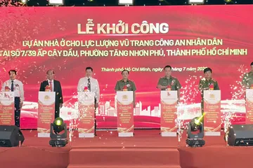 Các đại biểu thực hiện nghi thức khởi công dự án.