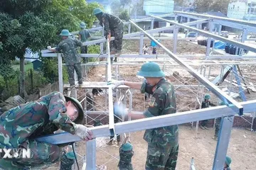 Các chiến sỹ Bộ chỉ huy Quân sự tỉnh Lai Châu làm việc xuyên ngày đêm để hoàn thành 24 căn nhà cho người dân. (Ảnh: Nguyễn Oanh/TTXVN) 