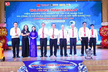Lãnh đạo TP Cần Thơ và Trường Đại học Nam Cần Thơ tại buổi lễ ra mắt.