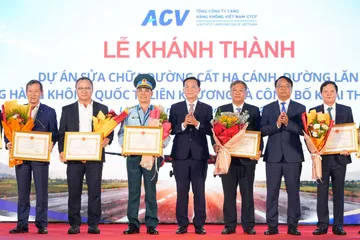 Ông Hồ Văn Mười, Chủ tịch UBND tỉnh Lâm Đồng (giữa), trao Bằng khen cho Vietjet vì có đóng góp tích cực trong việc khôi phục hoạt động khai thác tại Cảng hàng không Liên Khương. 