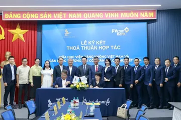 Đại diện PVcomBank và Học viện Hàng không Việt Nam thực hiện nghi thức ký kết thỏa thuận hợp tác.