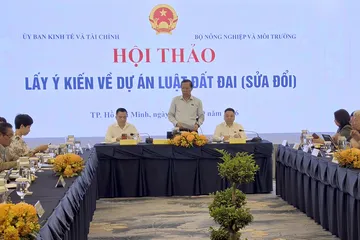 Chủ nhiệm Ủy ban Kinh tế và Tài chính của Quốc hội Phan Văn Mãi phát biểu tại hội thảo