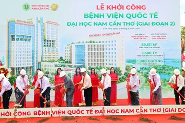 Các đại biểu thực hiện nghi thức khởi công Bệnh viện Quốc tế Đại học Nam Cần Thơ – giai đoạn 2