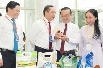 Đại biểu tìm hiểu sản phẩm doanh nghiệp tại không gian trưng bày, kết nối thương mại trong khuôn khổ hội nghị. Ảnh: HOÀNG HÙNG
