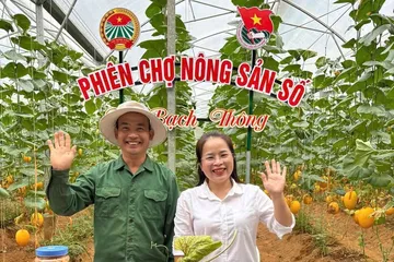 Bà Ma Thị Mận, Bí thư Đảng ủy, Chủ tịch HĐND xã Bạch Thông trong phiên chợ nông sản số đầu tiên của xã - Ảnh: BT