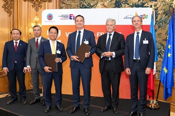 Đại diện 2 tập đoàn trao biên bản ghi nhớ về hợp tác phát triển Dự án điện khí LNG Long Sơn. Ảnh: Anh Chiến