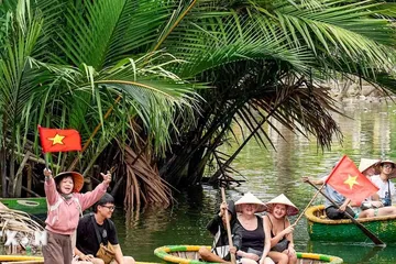 Khách du lịch trải nghiệm tại Việt Nam. (Ảnh: Khánh Hòa/TTXVN) 