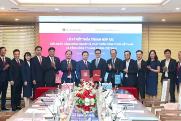 Lãnh đạo Agribank và Vietnam Airlines ký kết Thỏa thuận hợp tác.