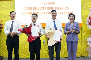Ban Chấp hành Chi hội (thứ hai từ trái qua): Luật gia Vũ Quốc Toản và Luật gia Đặng Ngọc Thắng.