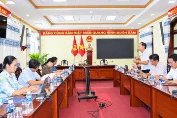 Ông Thái Minh Cương, Giám đốc Công ty Điện lực Đồng Tháp (phải) báo cáo với Đoàn ĐBQH tỉnh Đồng Tháp