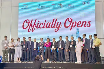 Các đại biểu thực hiện nghi lễ khai mạc triển lãm về ngành dầu khí và hàng hải-đóng tàu
