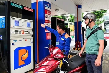 Giá xăng E10 giảm mạnh về gần mốc 25.000 đồng mỗi lít