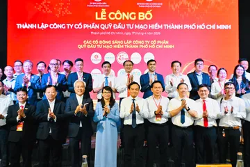 Đồng chí Trần Lưu Quang, Ủy viên Bộ Chính trị, Bí thư Thành ủy TPHCM cùng lãnh đạo TPHCM dự lễ ra mắt Công ty cổ phần Quỹ đầu tư mạo hiểm TPHCM. Ảnh: VIỆT DŨNG