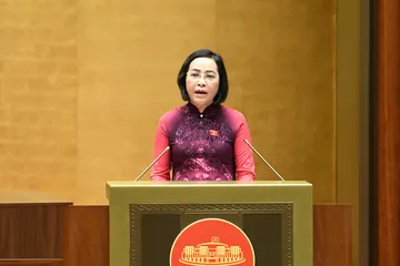 Phó Chủ tịch Quốc hội khóa XV Nguyễn Thị Thanh, Ủy viên Hội đồng Bầu cử quốc gia trình bày tóm tắt báo cáo tổng kết cuộc bầu cử. Ảnh: QUANG PHÚC