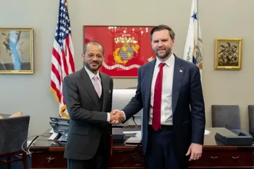 Ngoại trưởng Oman Badr bin Hamad Al Busaidi (trái) và Phó Tổng thống Mỹ JD Vance. Ảnh: Oman News Agency