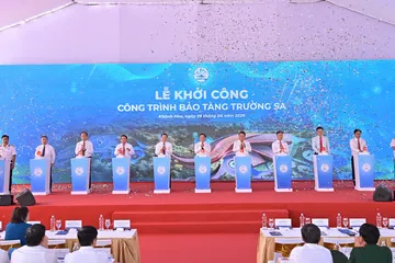 Các đại biểu thực hiện nghi thức khởi công xây dựng Bảo tàng Trường Sa