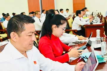 Đại biểu tham dự kỳ họp biểu quyết thông qua các dự thảo nghị quyết. Ảnh: VIỆT DŨNG