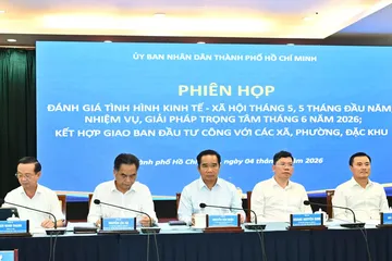 Các đồng chí chủ trì phiên họp. Ảnh: VIỆT DŨNG