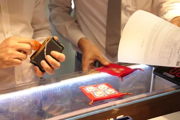 Tuần qua, giá vàng nhẫn 9999 tại một số thương hiệu được giao dịch cao hơn giá vàng miếng SJC. Ảnh: NHUNG NGUYỄN