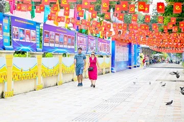 TPHCM: Phố phường rực rỡ đón năm mới