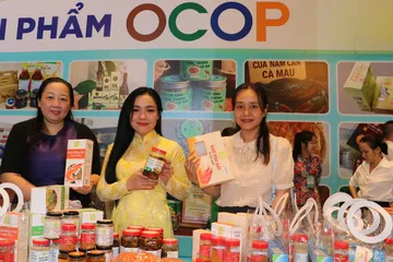 Giới thiệu sản phẩm OCOP tại một sự kiện về du lịch được tổ chức tại phường Bạc Liêu