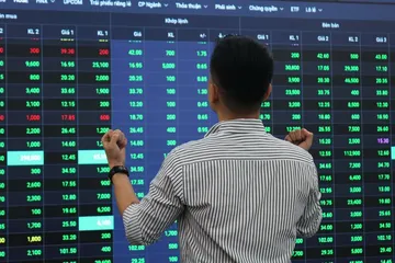 Cổ phiếu chứng khoán ‘bùng nổ’, VN Index tăng gần 34 điểm